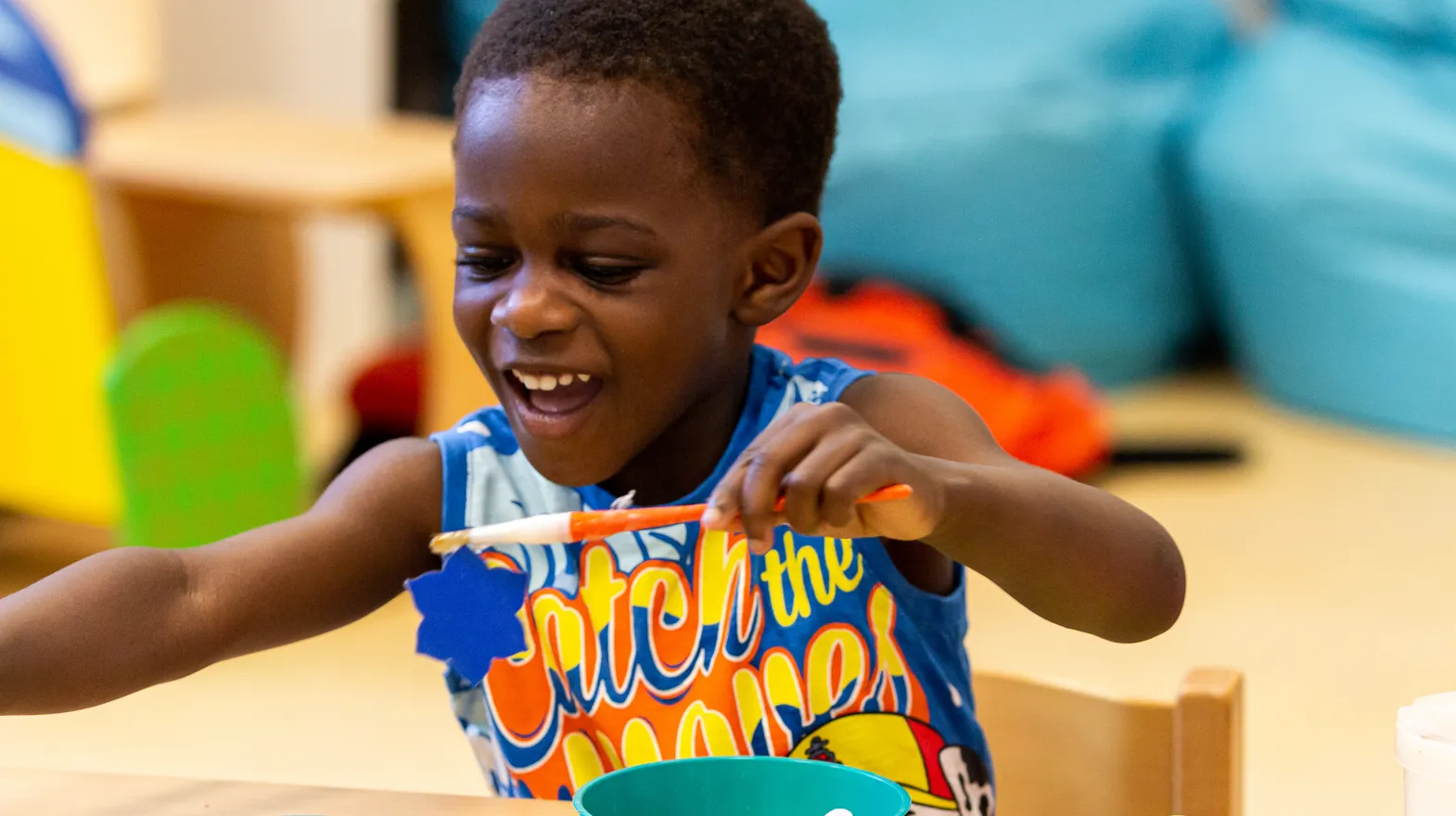 PG - standaard - kind - knutselen - lijm