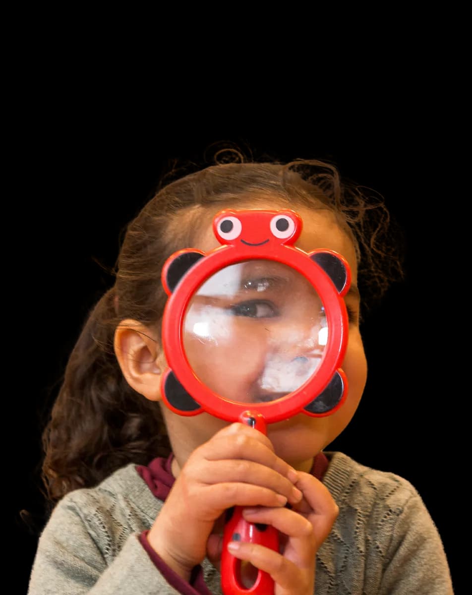 Algemeen - kind met loep rood - uitsnede